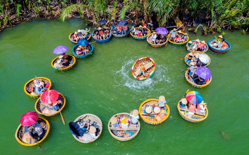 Biểu diễn xoay thuyền thúng tốc độ cao Biểu diễn xoay thuyền thúng tốc độ cao
