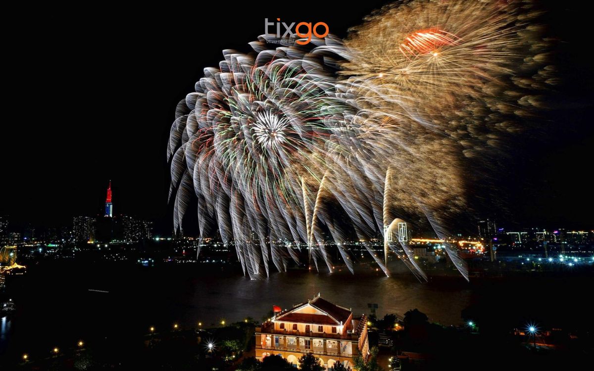 “Săn” pháo hoa và lễ hội rực rỡ từ Bắc vào Nam dịp Tết Dương