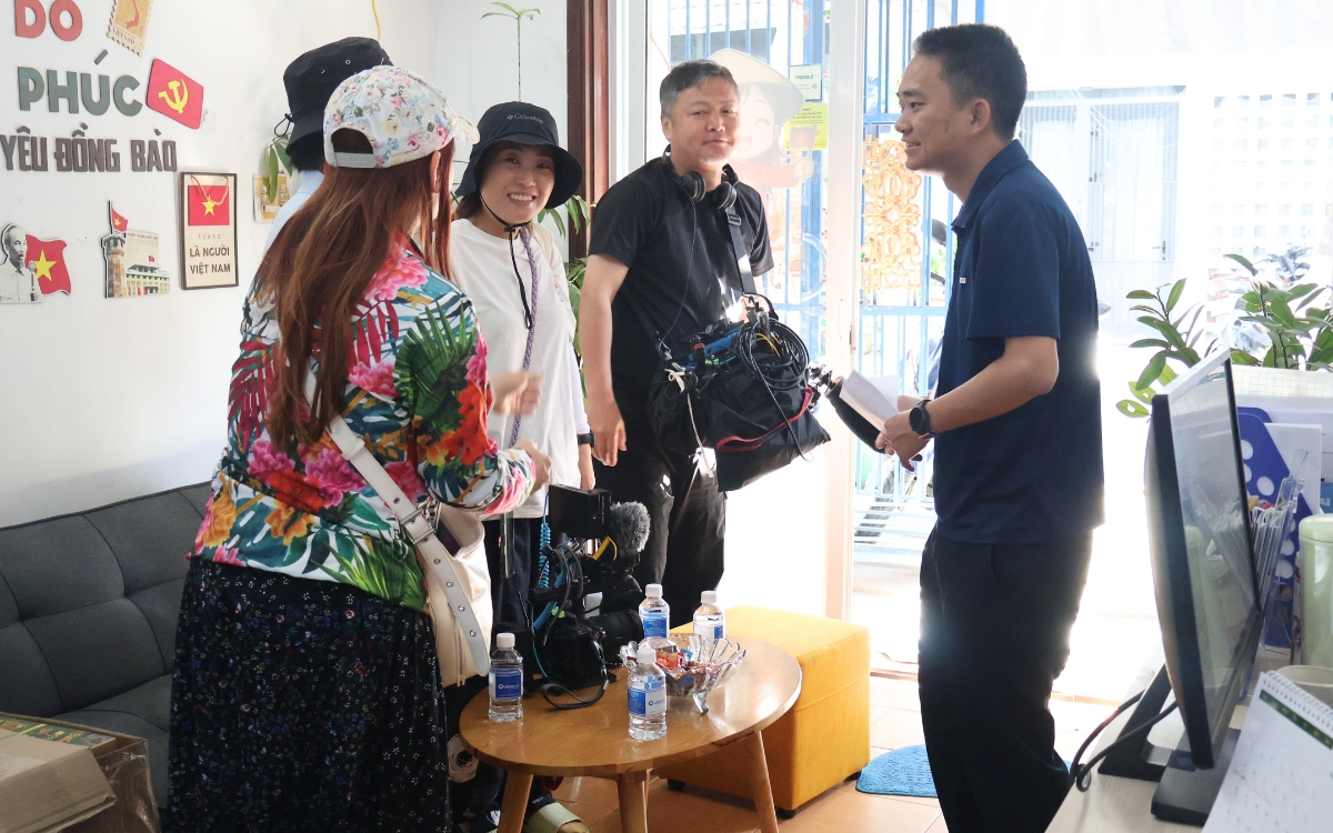 Giám đốc Nguyễn Khai phỏng vấn cùng đài NHK (Nippon Hoso Kyokai)