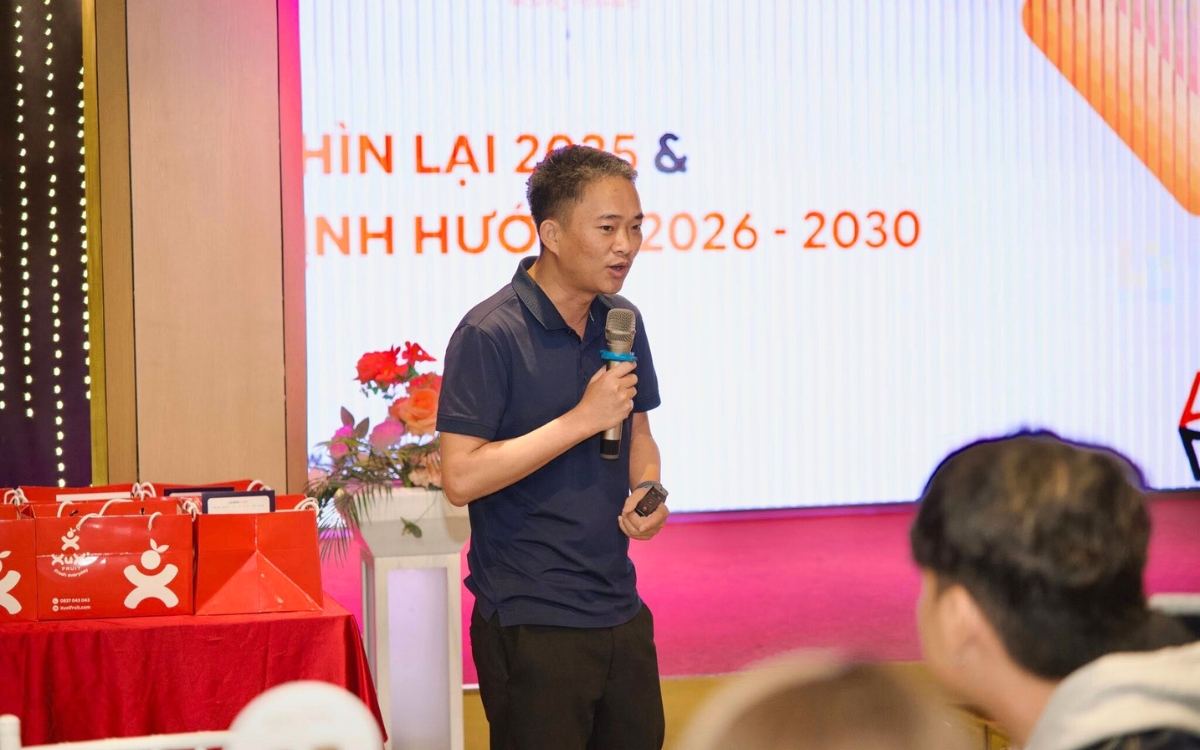 Giám đốc Khai Nguyễn của La Bàn Corp chia sẻ trong buổi tiệc YEP 2025 