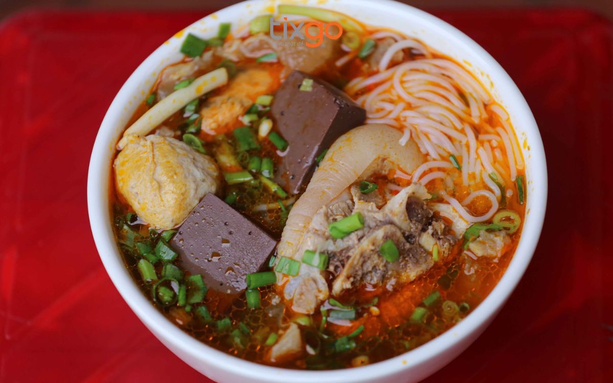 ăn sáng ở huế Tô bún bò Huế nóng hổi, đầy ắp thịt bò, giò heo và chả cua hấp dẫn.