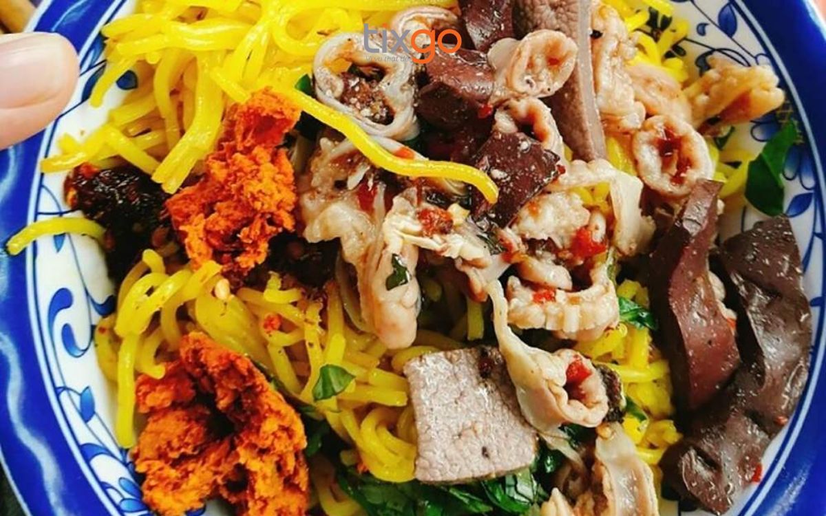 ăn sáng ở huế Bún xào nghệ lòng heo vàng ươm, dai mềm và đậm đà hương vị mộc mạc.