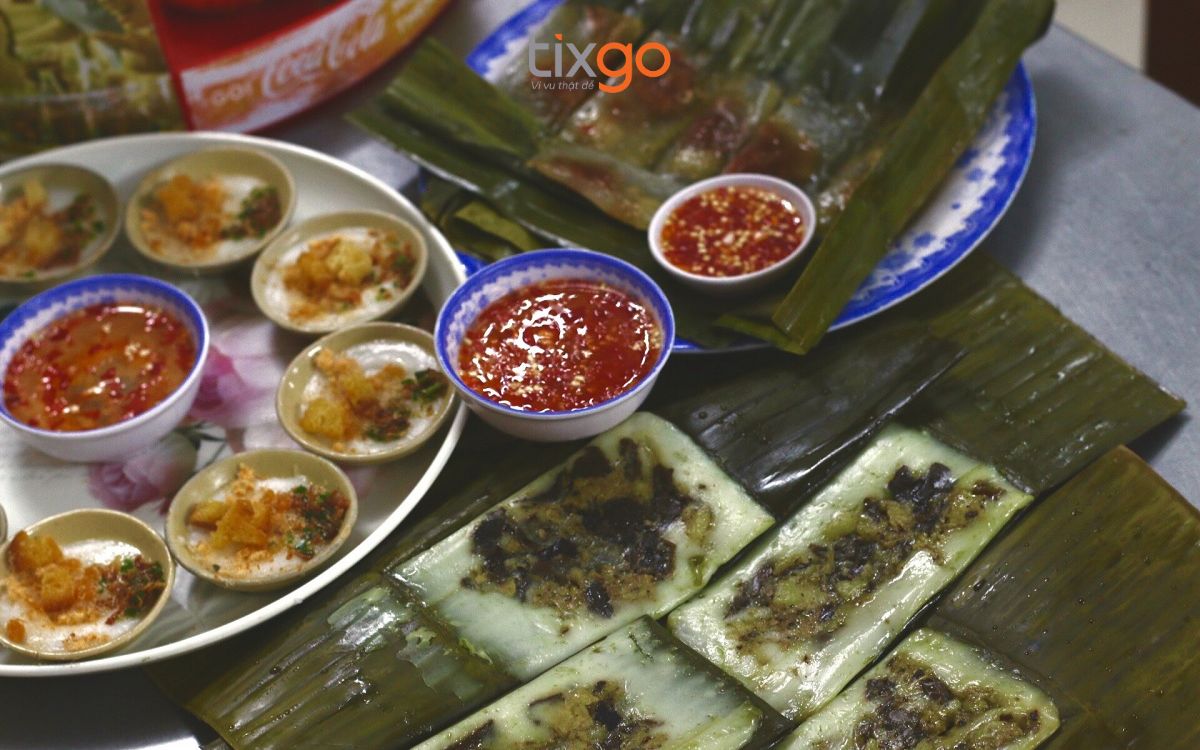 ăn sáng ở huế Khay bánh bèo, bánh nậm và bánh lọc mộc mạc, thể hiện sự khéo léo của người bán.
