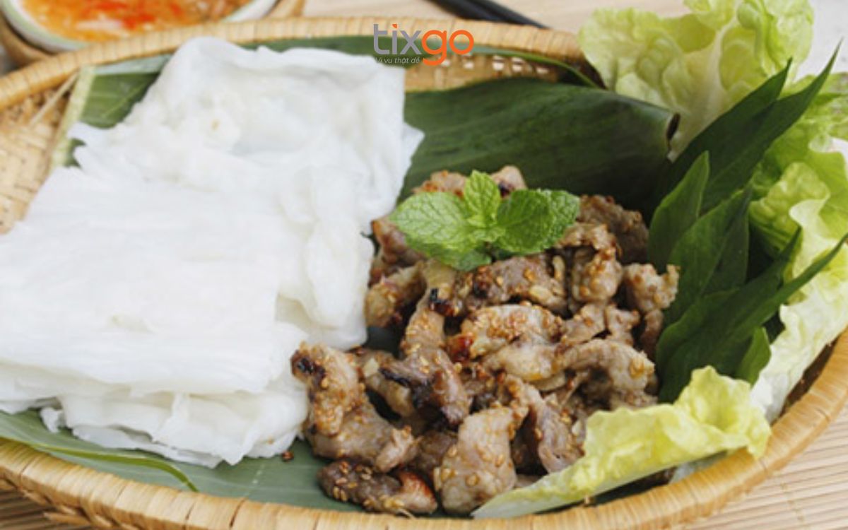 ăn sáng ở huế Đĩa bánh ướt trắng muốt dọn kèm thịt heo nướng than hoa thơm nức mũi.