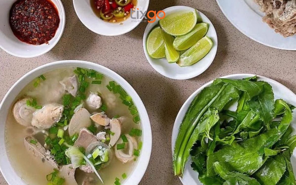 ăn sáng ở huế Cháo lòng Huế sánh mịn, nóng hổi cực kỳ ấm bụng cho buổi sáng se lạnh.