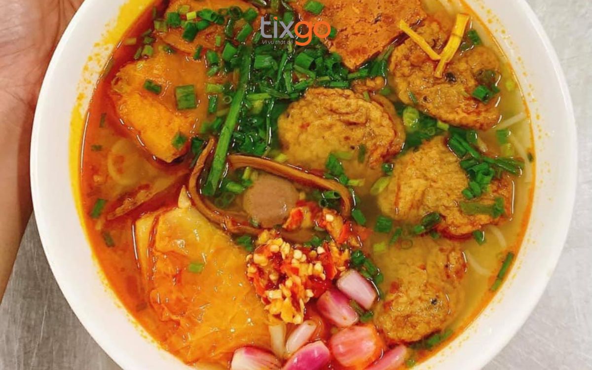 ăn sáng ở huế Bún chả cá mang vị ngọt thanh tao cùng những miếng chả chiên vàng giòn rụm.