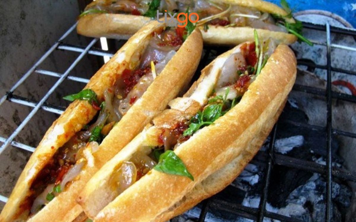 ăn sáng ở huế Bánh mì kẹp chả thịt giản dị nhưng sở hữu hương vị đậm đà rất riêng biệt.