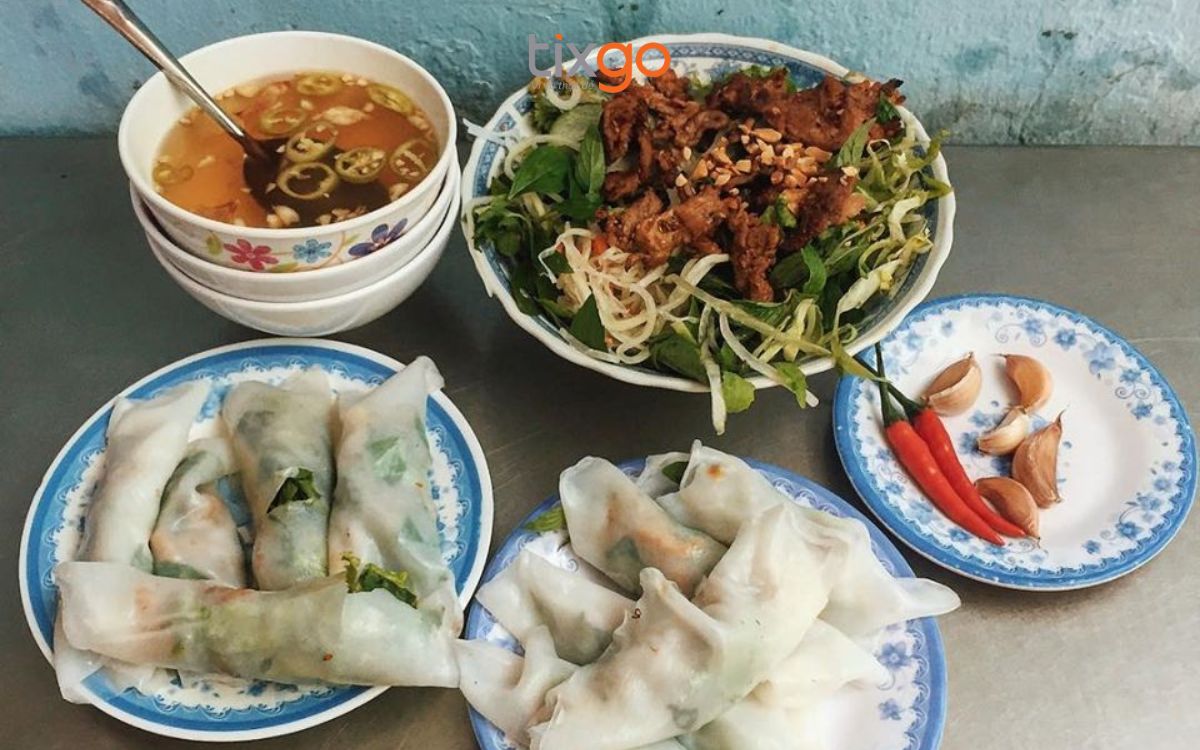 ăn sáng ở huế Bánh ướt cuộn thịt nướng chấm ngập trong bát nước sốt tương đậu phộng béo ngậy.