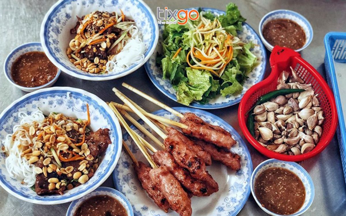 Ăn tối ở Huế Bún thịt nướng ở Huế đặc trưng bởi nước lèo