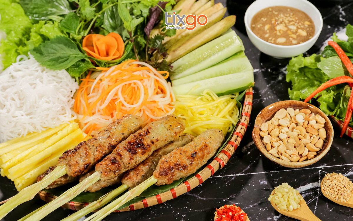 Ăn tối ở Huế Nem lụi là món ăn đáng trải nghiệm khi ăn tối ở Huế