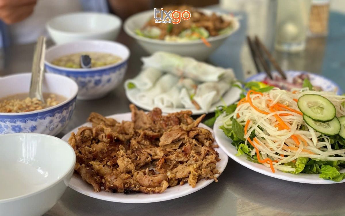 ăn trưa ở huế Về Huế ăn bánh ướt - bún thịt nướng Huyền Anh ở Kim Long