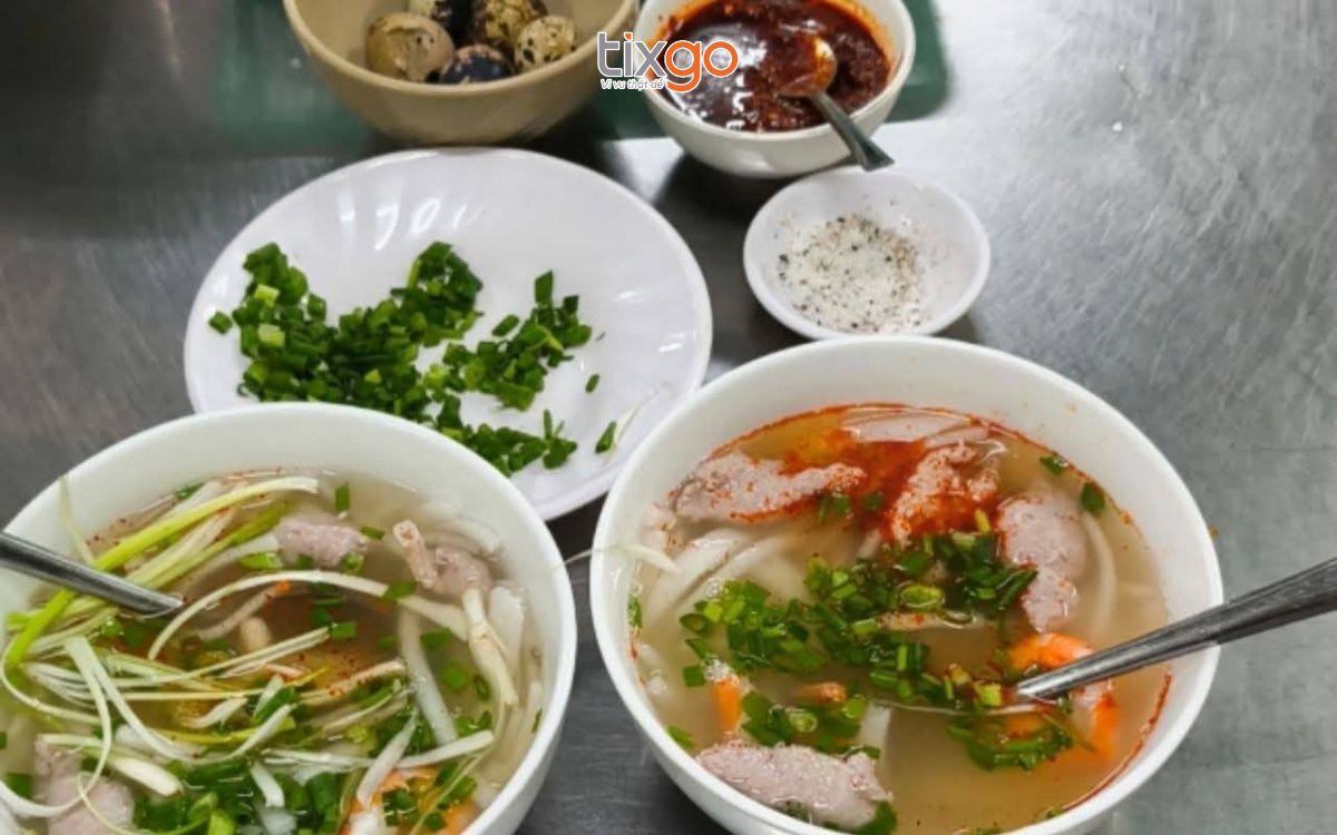 ăn trưa ở huế Bánh canh bà Đợi lừng danh xứ Huế