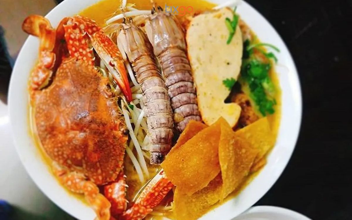 Bánh canh ghẹ được nấu từ xương và hải sản, mềm ngọt cuốn hút