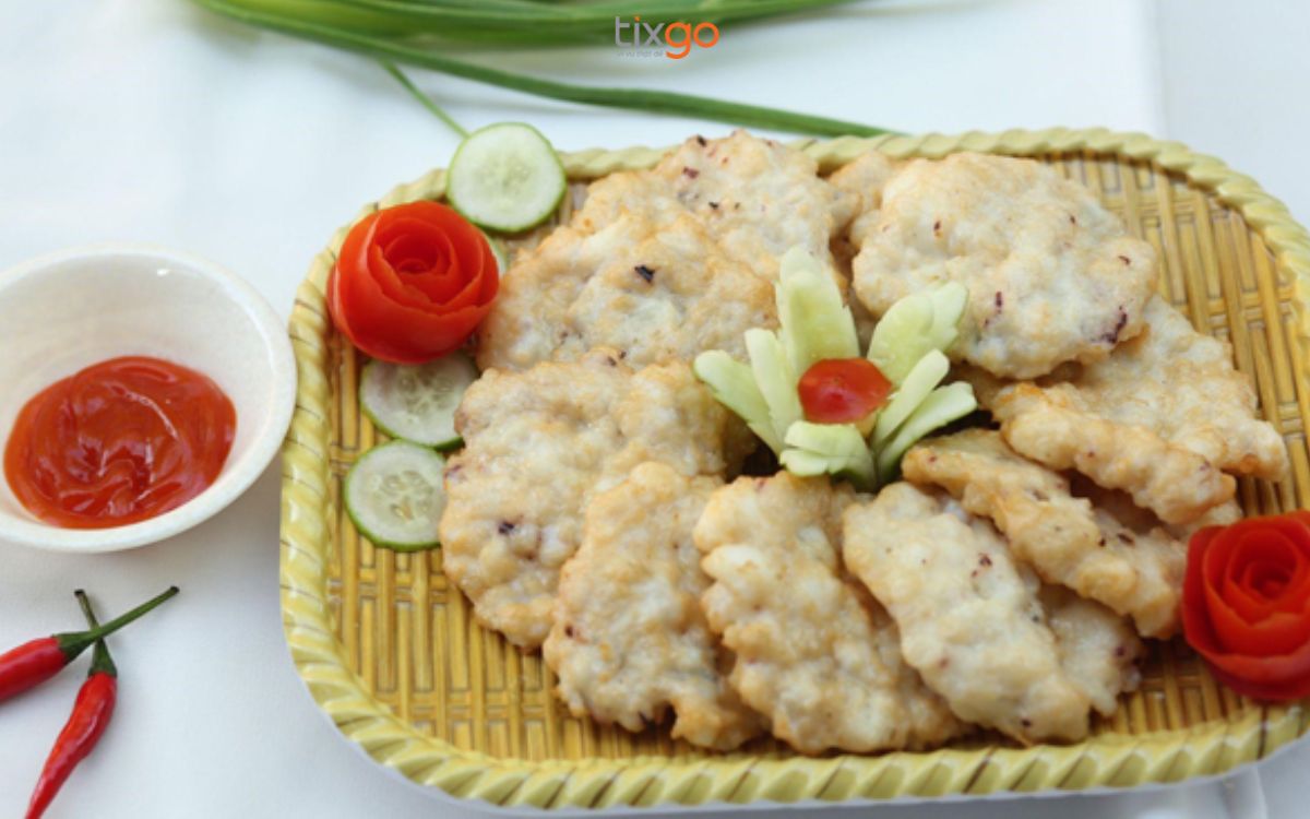 Nhiều du khách đi Phú Quốc mua chả mực, chả cá thu làm quà tặng