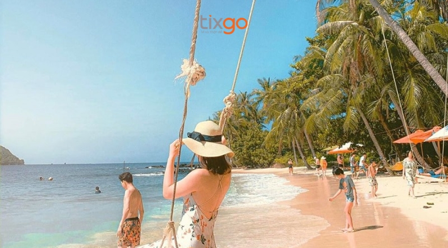 Nên che chắn kĩ càng khi tắm biển để tránh nắng gắt bãi tắm ở hòn thơm