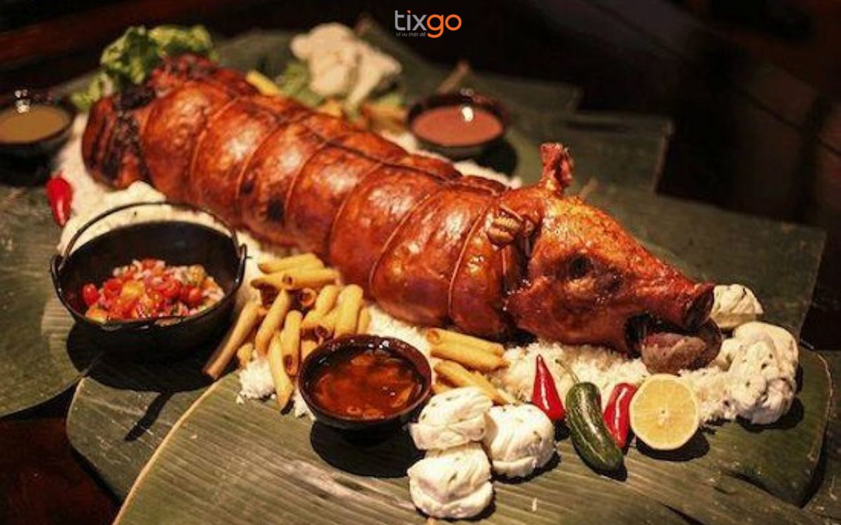 Món thịt lợn cắp nách nướng giòn rụm, ăn kèm với muối chấm bản cát cát sapa