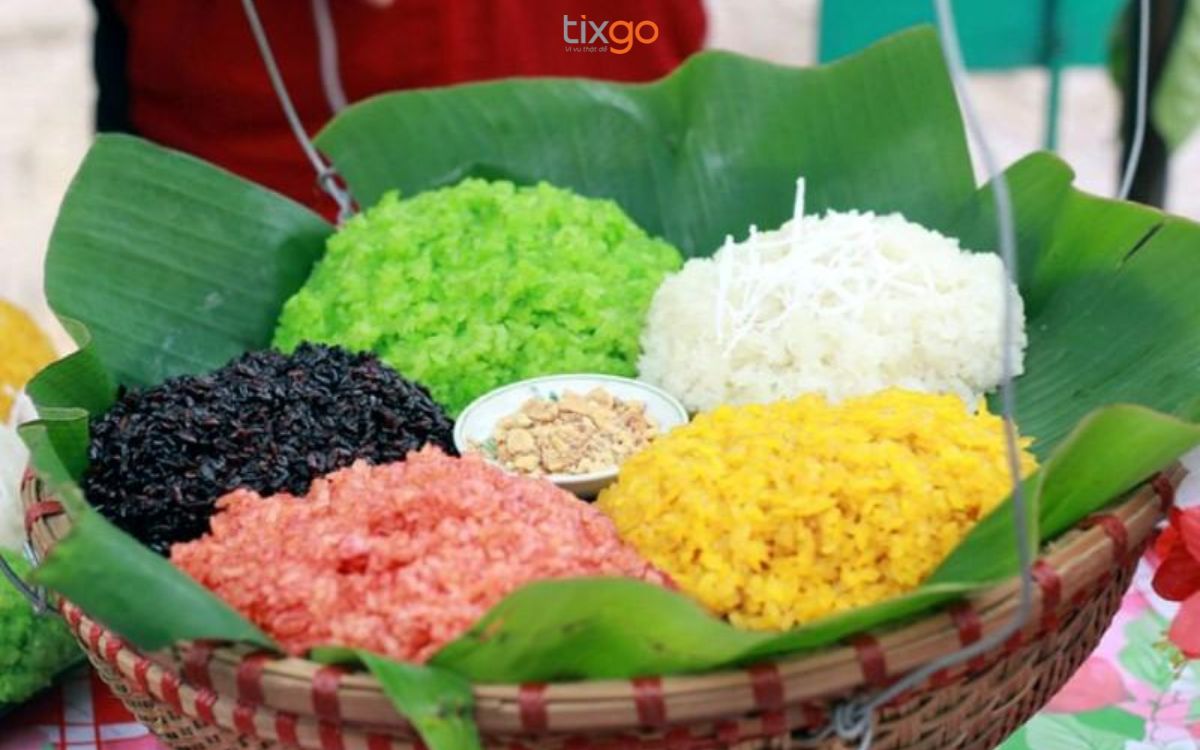 Món xôi ngũ sắc với 5 màu tượng trưng cho ngũ hành: kim, mộc, thủy, hỏa, thổ bản cát cát lào cai