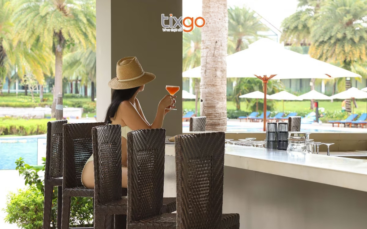 Nhâm nhi cocktail tại quầy bar Azure của Radisson Blu Phú Quốc