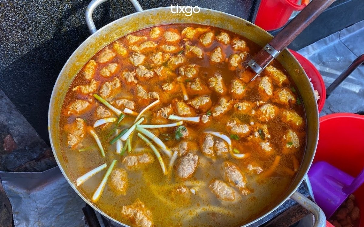 Bánh canh chả cua nổi tiếng xứ Huế