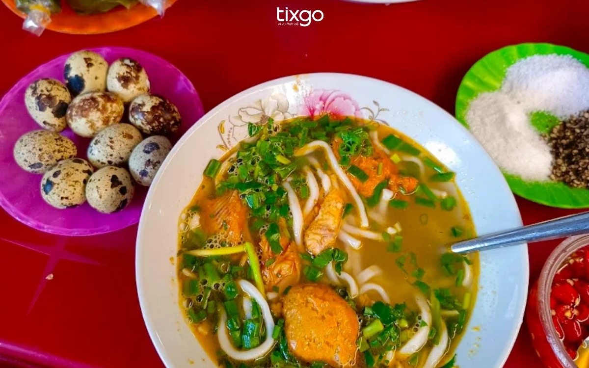 Bánh canh cá lóc tại quán Tam Tòa