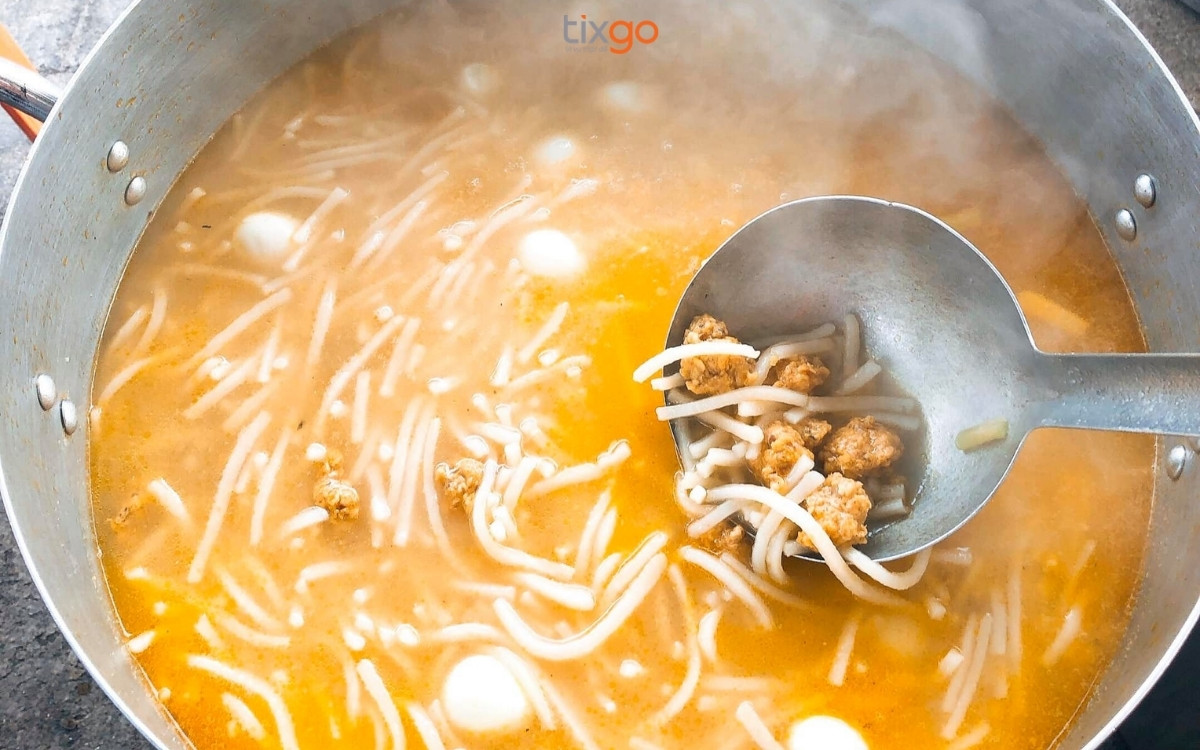 Nồi bánh canh lâu đời của O Chút