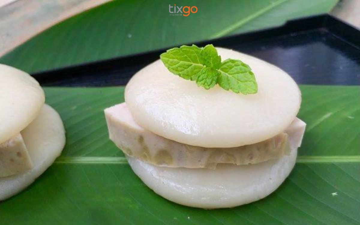 bánh đặc sản Sapa Bánh dầy Sapa mềm dẻo, thường ăn kèm với chả