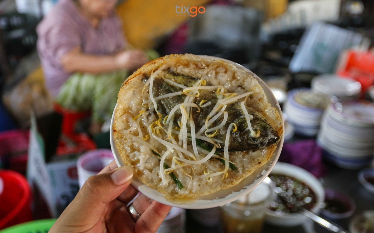 Bánh khoái cá kình Huế tại chợ Làng Chuồn bánh khoái cá kình