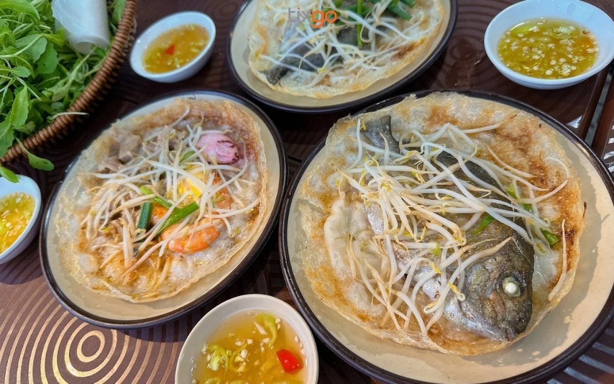 Quán bánh cá kình Quang nổi tiếng ở trung tâm thành phố bánh khoái cá kình