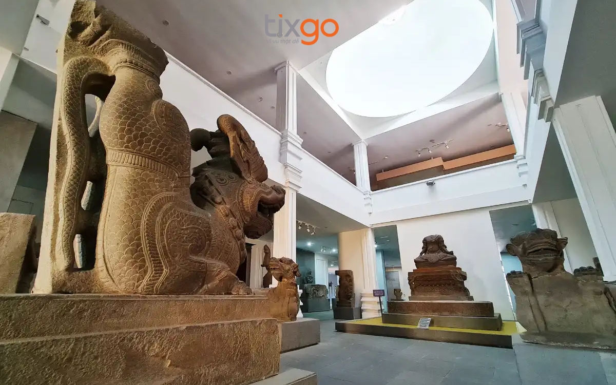Tượng Rồng Tháp Mẫm cao 158 cm, dài 158 cm, rộng 61 cm, chất liệu sa thạch. bảo tàng chăm đà nẵng