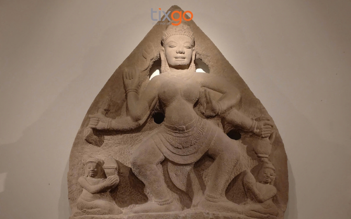 Phù điêu Uma Chánh Lộ cao 165 cm, rộng 162 cm, dày 37 cm tại Bảo tàng Điêu khắc Chăm. Bảo Tàng Điêu Khắc Chăm Đà Nẵng