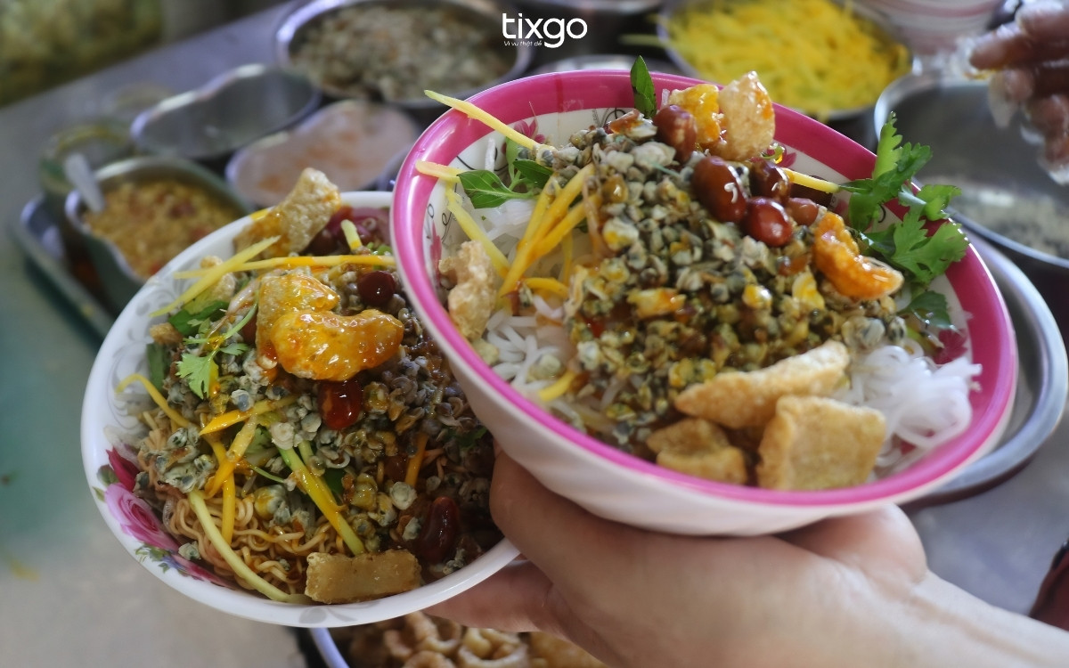 Tô bún hến bắt mắt với đa dạng nguyên liệu 