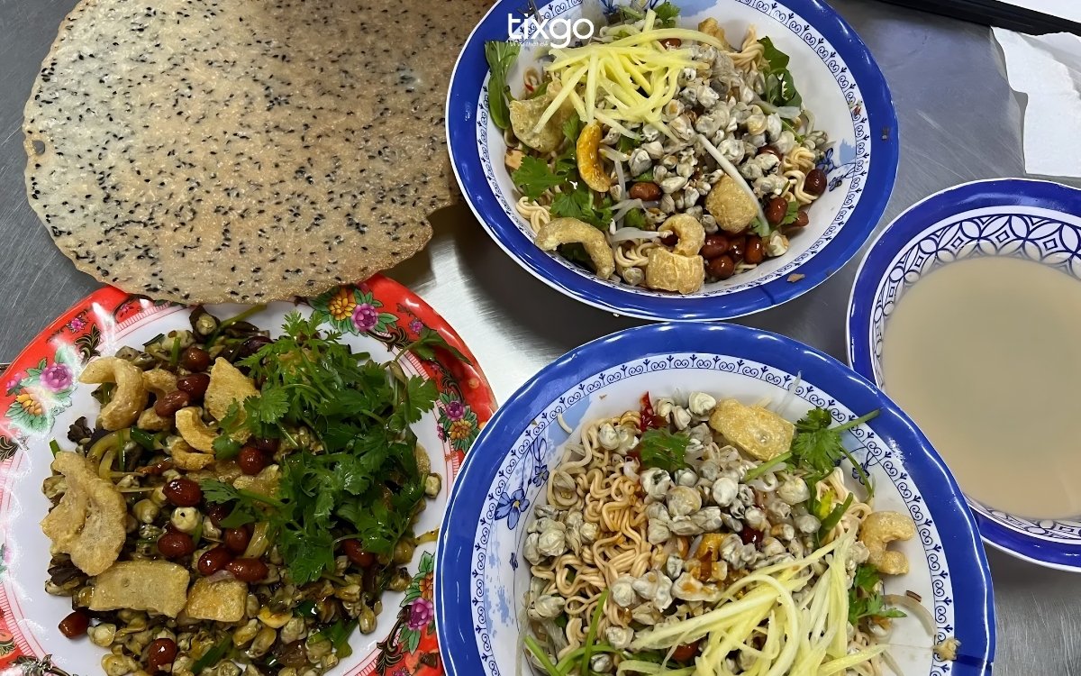Bún Hến Hoa Đông nổi tiếng hơn 42 năm ở Huế