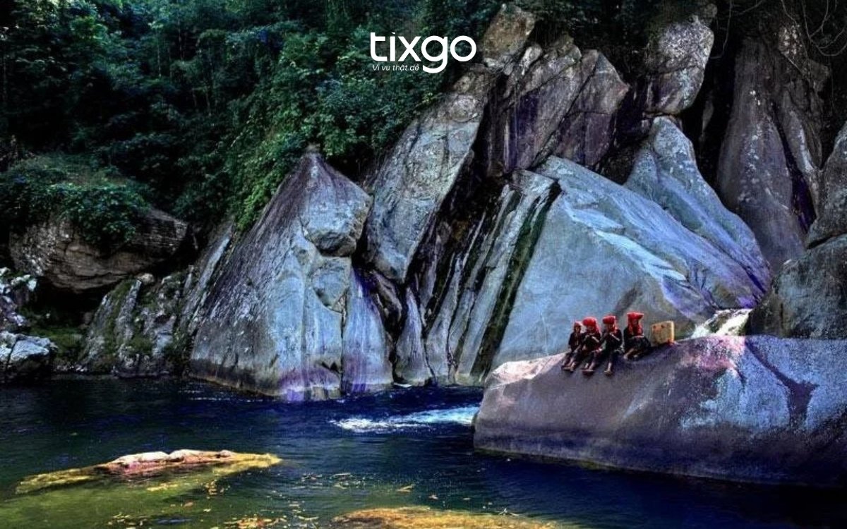 Bản Hồ là một bản ở Sapa nằm cạnh Suối Mường Hoa