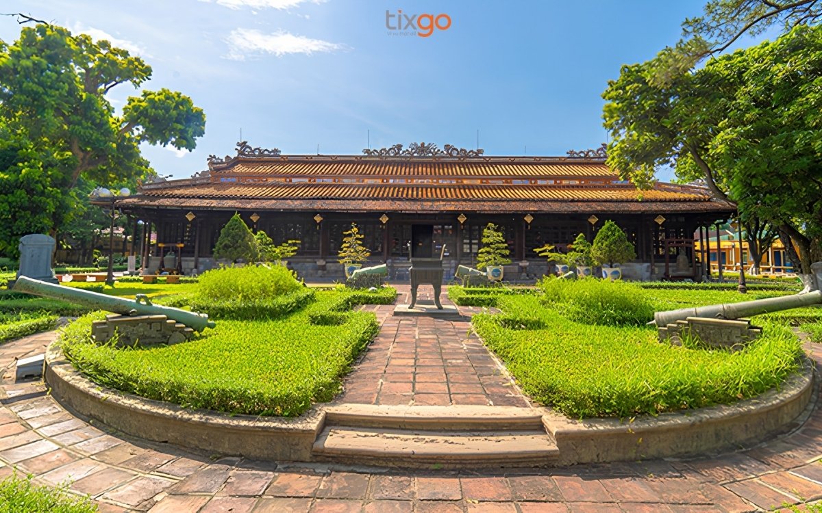 Bảo tàng Cổ vật Cung đình Huế là một trong những bảo tàng lâu đời nhất Việt Nam