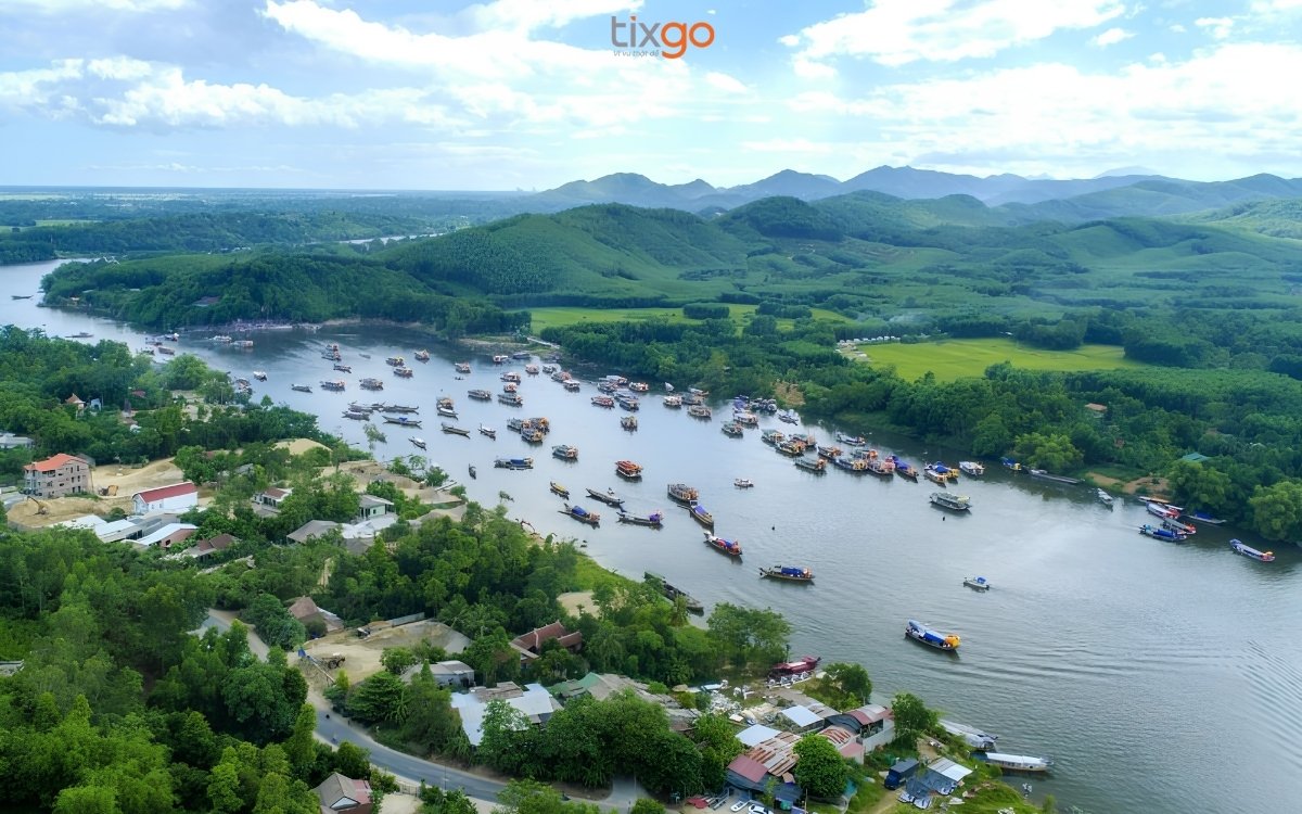 Điện Hòn Chén là cụm di tích gắn liền với nhiều giai thoại về vua Minh Mạng