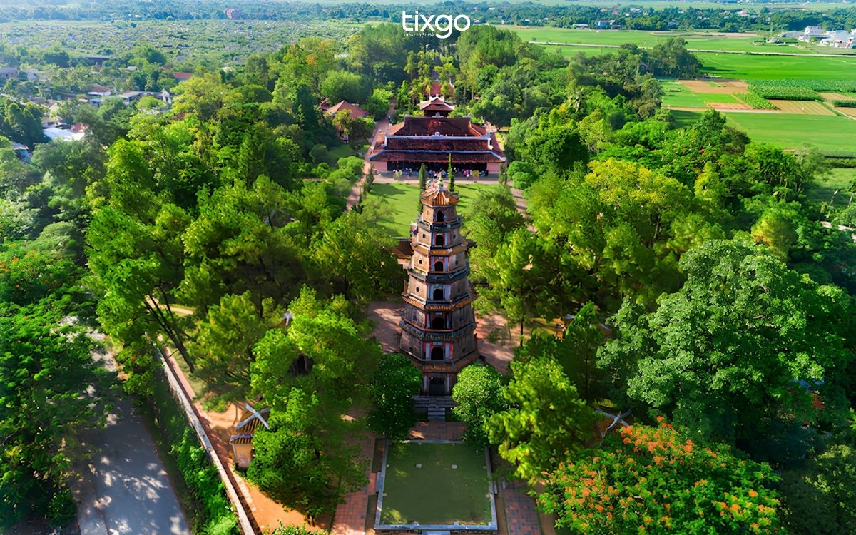 Cảnh quan nên thơ của chùa Linh Mụ