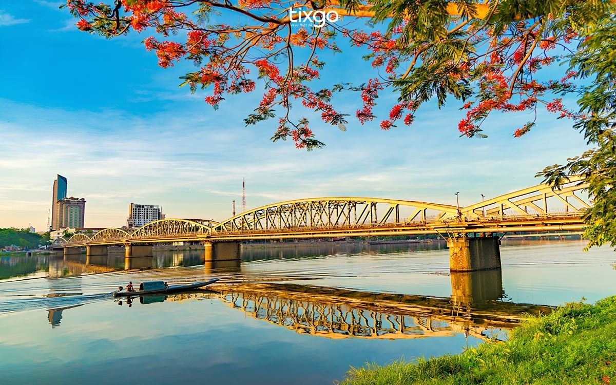 Sông Hương được ví như dải lụa thơ mộng của xứ Huế