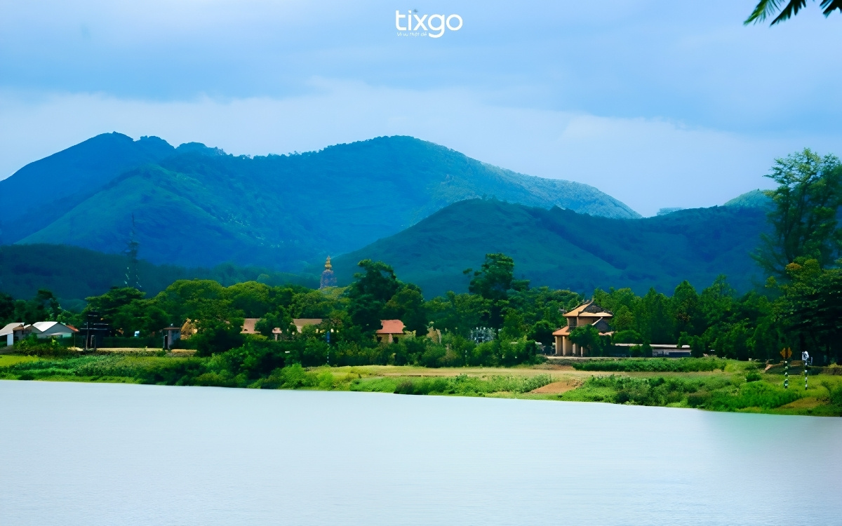Núi Ngự Bình chính là vị thế phong thủy "Sơn chầu Thủy tụ" đặc trưng