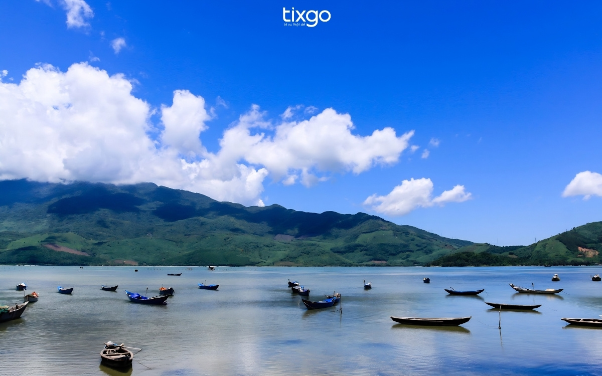 Con đường cát trắng ở đầm Lập An khi thủy triều rút
