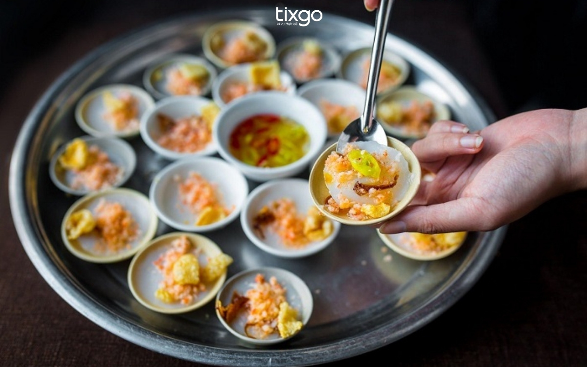 Bánh bèo chén với lớp bột mềm mịn, tôm chấy và mỡ hành đậm đà