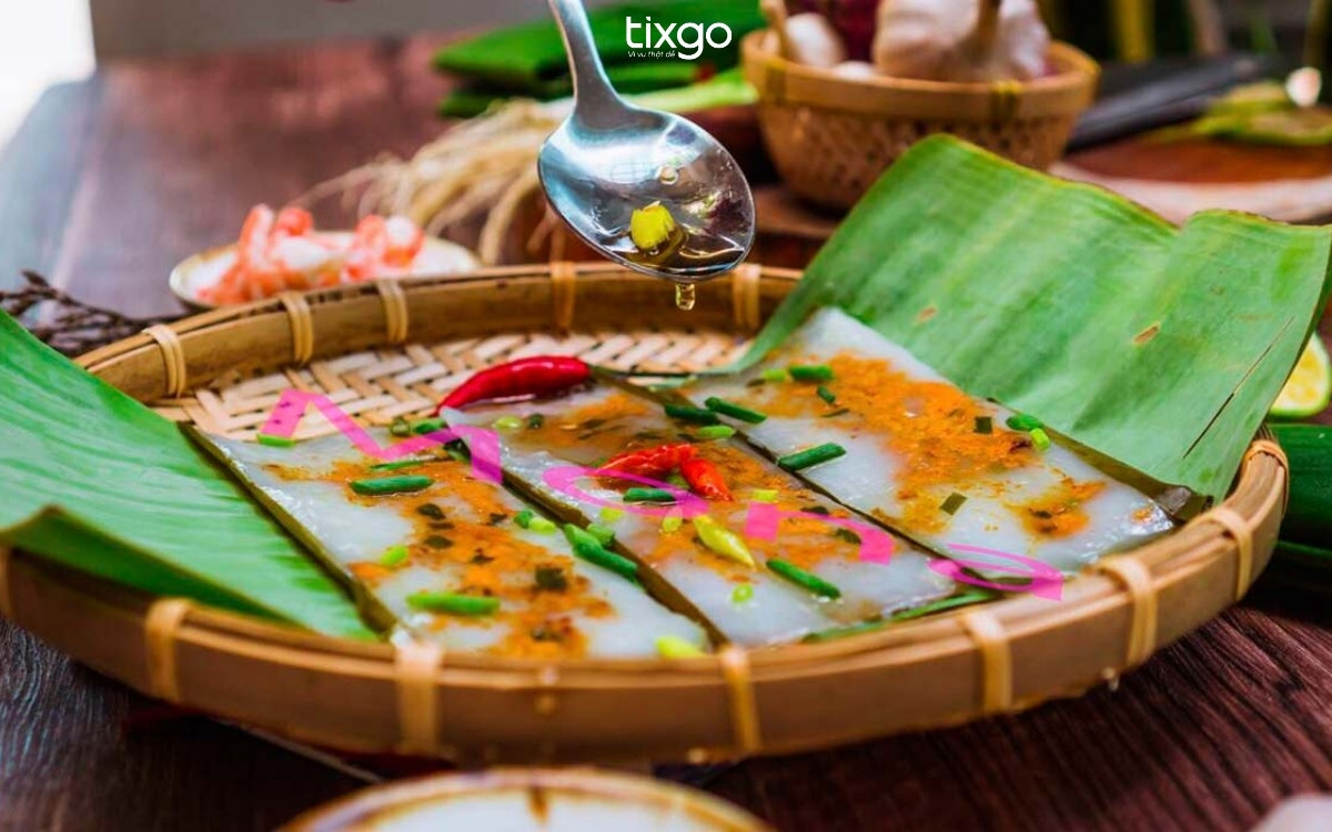 Bánh nậm Huế được gói trong lá chuối với màu trắng đục đặc trưng