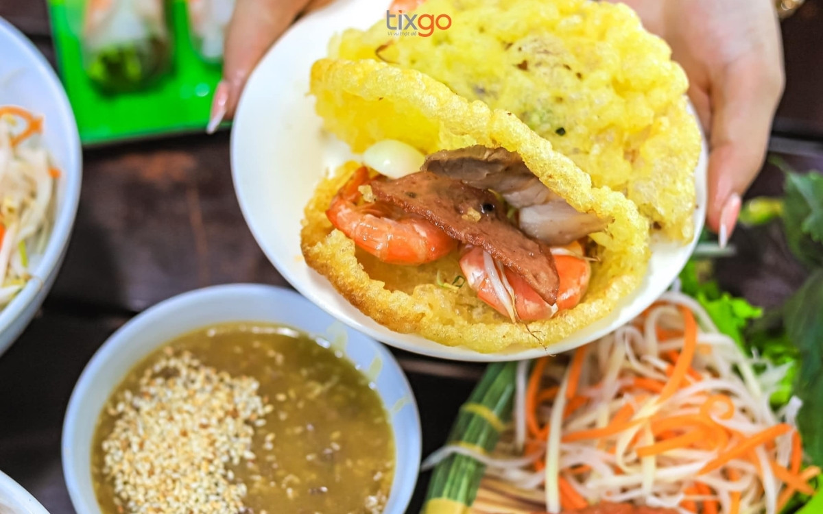 Bánh khoái Huế chấm cùng nước lèo đậu phộng đặc trưng