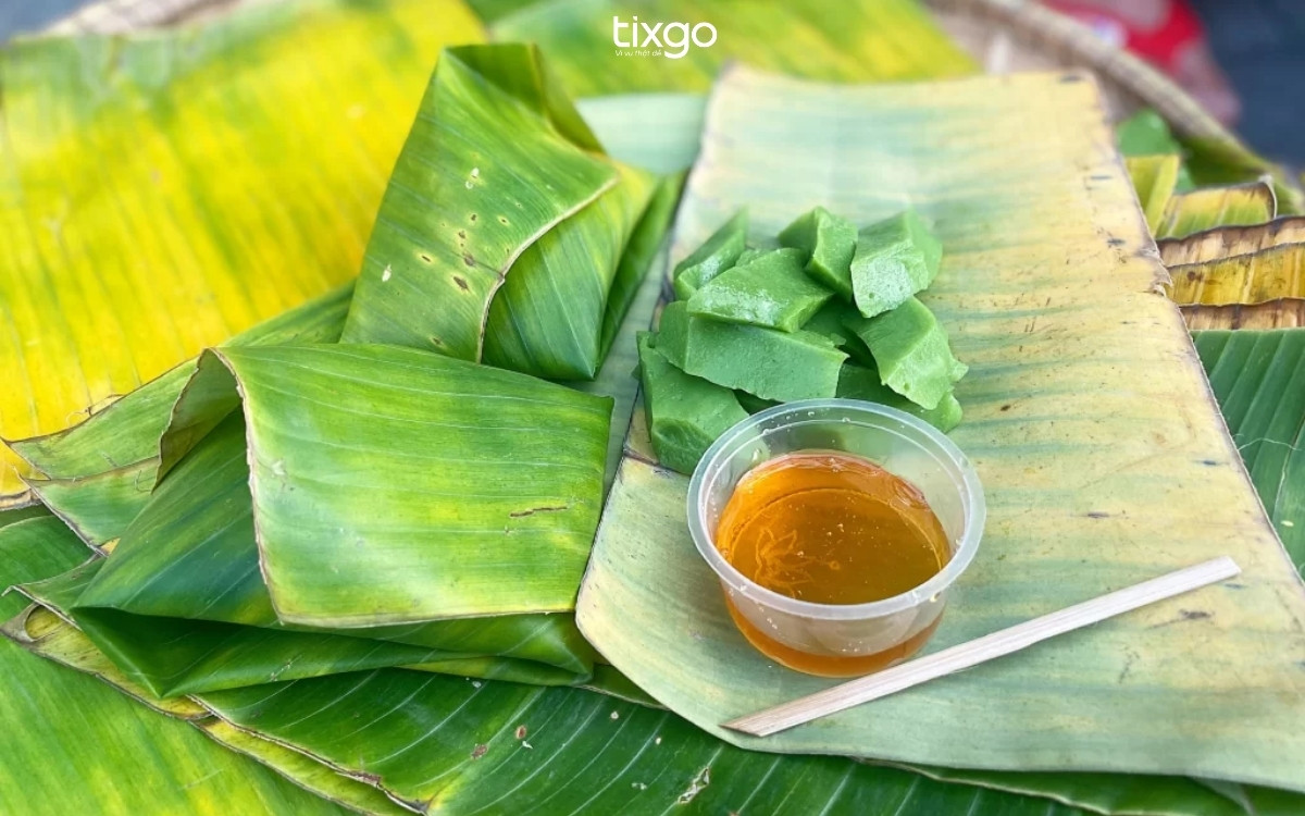 Bánh đúc mật là thức quà quê bình dị, dân dã chỉ bán vào dịp đầu Xuân