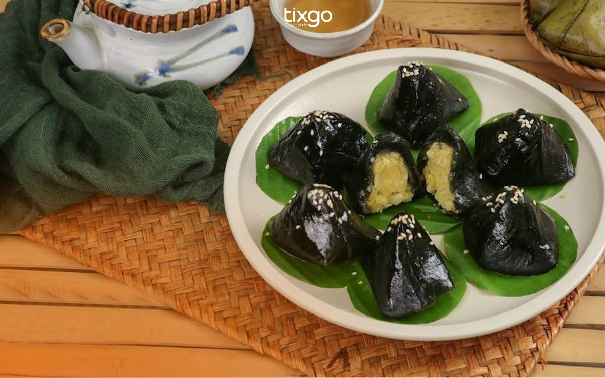 Bánh ít lá gai thường xuất hiện trong các mâm cỗ cúng của người Huế