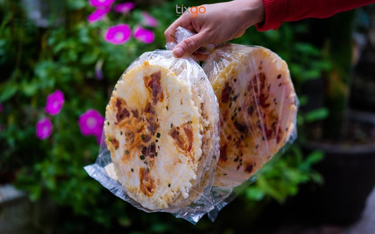 Bánh ép giòn Huế là món ăn vặt “quốc dân” được ưa chuộng