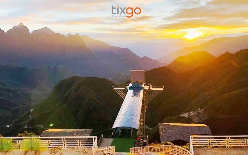 Thử thách lòng can đảm tại Cầu Kính Rồng Mây trên đèo Ô Quy Hồ