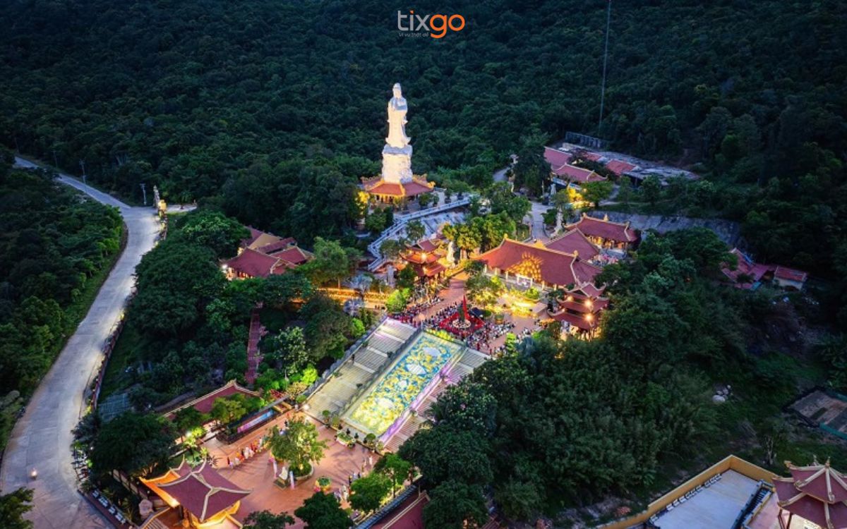 Toàn cảnh chùa Hộ Quốc vào ban đêm