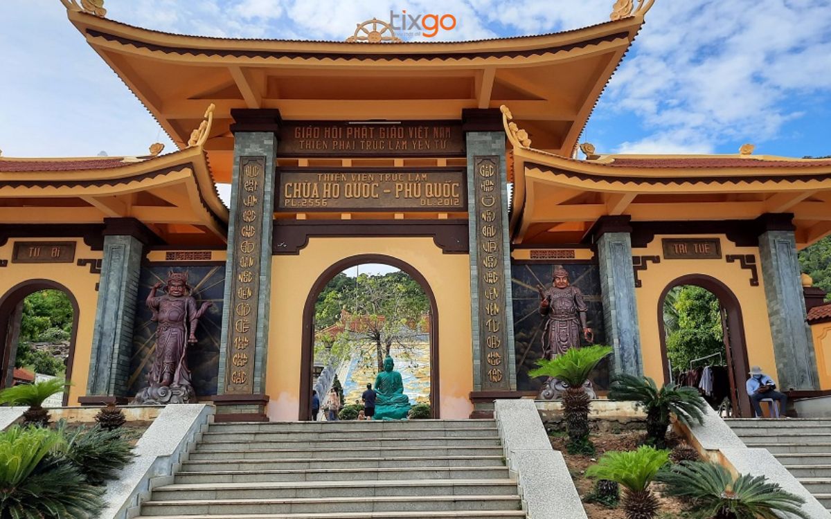 Cổng tam quan là nơi đầu tiên du khách đặt chân đến khi đến chùa Hộ Quốc