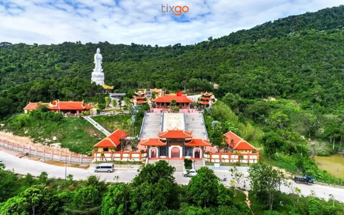 Du khách có thể đến tham quan chùa Hộ Quốc bất kỳ mùa nào trong năm