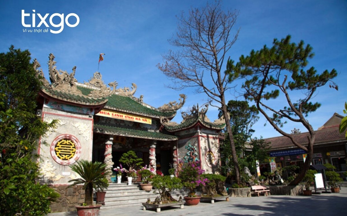 Sân chùa của Chùa Linh Ứng ở Bà Nà Hills Sân chùa của Chùa Linh Ứng ở Bà Nà Hills